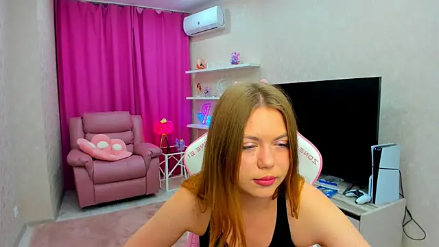 Snapshot of Strawberrye chatting on 11/25/25, 03:28 Strawberrye online show from 11/25/25, 03:28