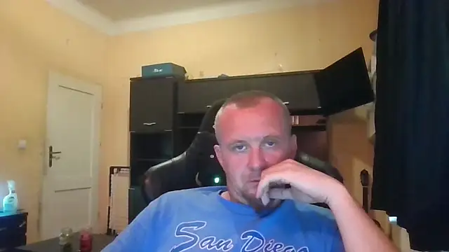 Snapshot of MrWhitePL chatting on 06/04/26, 04:46 MrWhitePL online show from 06/04/26, 04:46