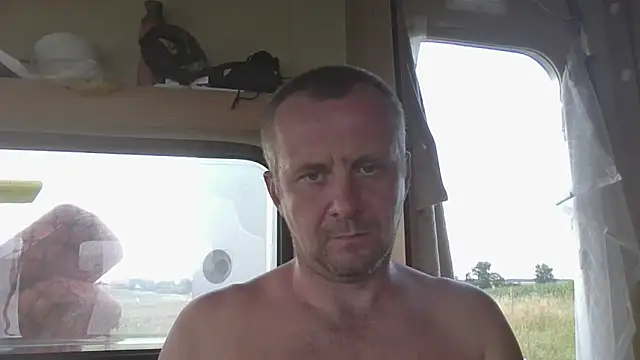 Snapshot of MrWhitePL chatting on 07/16/26, 04:24 MrWhitePL online show from 07/16/26, 04:24