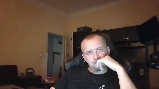 Snapshot of MrWhitePL chatting on 07/31/26, 06:18 MrWhitePL online show from 07/31/26, 06:18
