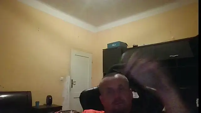 Snapshot of MrWhitePL chatting on 08/03/26, 06:55 MrWhitePL online show from 08/03/26, 06:55