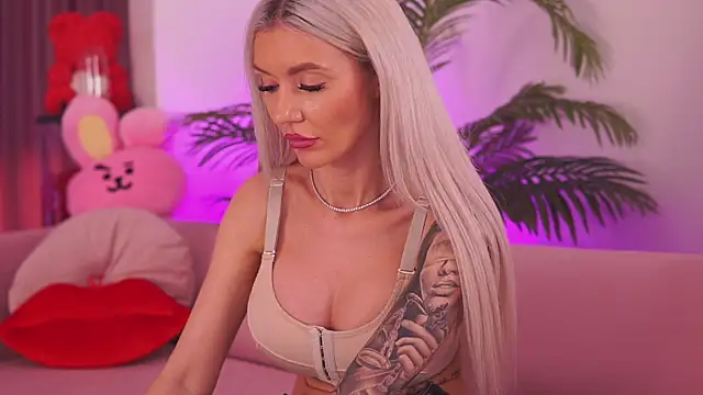 Snapshot of fallingangel chatting on 03/03/25, 03:20 fallingangel online show from 03/03/25, 03:20