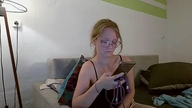 little-leni online show from 04/28/26, 07:08