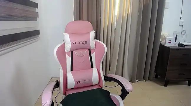 Snapshot of Bombshell_Ashy chatting on 03/12/25, 10:39 Bombshell Ashy online show from 03/12/25, 10:39