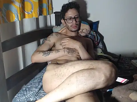 Snapshot of alisterxxx chatting on 07/10/26, 03:00 alisterxxx online show from 07/10/26, 03:00