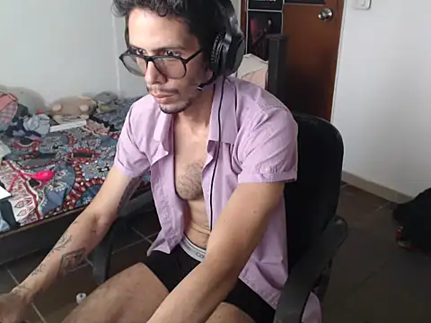 Snapshot of alisterxxx chatting on 07/11/26, 02:53 alisterxxx online show from 07/11/26, 02:53