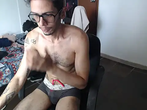Snapshot of alisterxxx chatting on 07/20/26, 01:13 alisterxxx online show from 07/20/26, 01:13