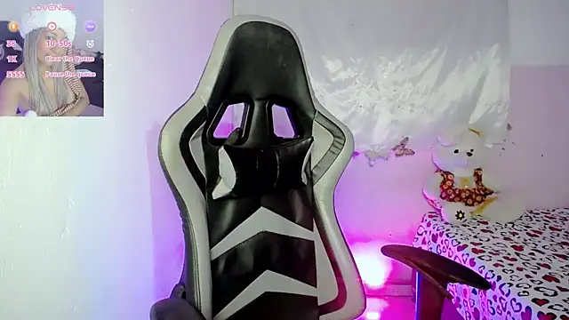 Snapshot of ninatiny chatting on 02/19/25, 10:56 ninatiny online show from 02/19/25, 10:56