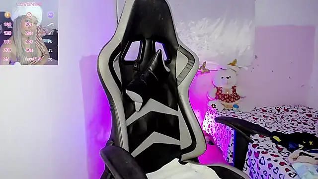 Snapshot of ninatiny chatting on 02/28/25, 09:47 ninatiny online show from 02/28/25, 09:47