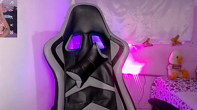 Snapshot of ninatiny chatting on 09/13/25, 11:21 ninatiny online show from 09/13/25, 11:21