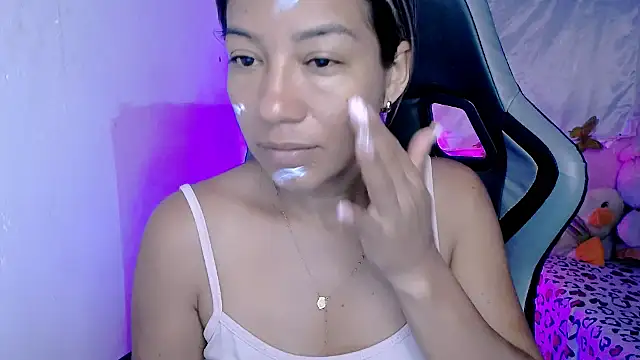 Snapshot of ninatiny chatting on 09/18/25, 09:00 ninatiny online show from 09/18/25, 09:00