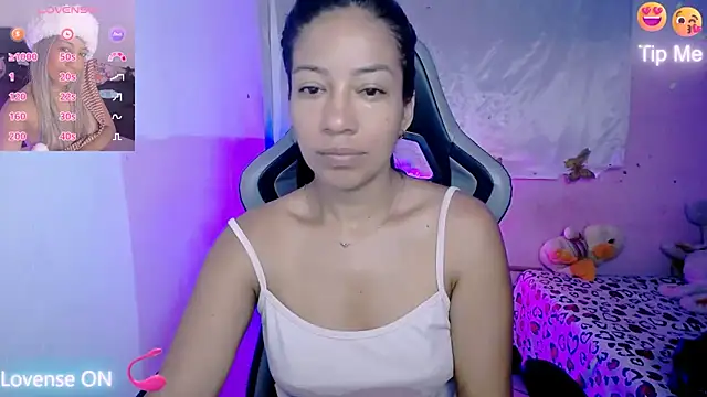 Snapshot of ninatiny chatting on 09/22/25, 10:28 ninatiny online show from 09/22/25, 10:28