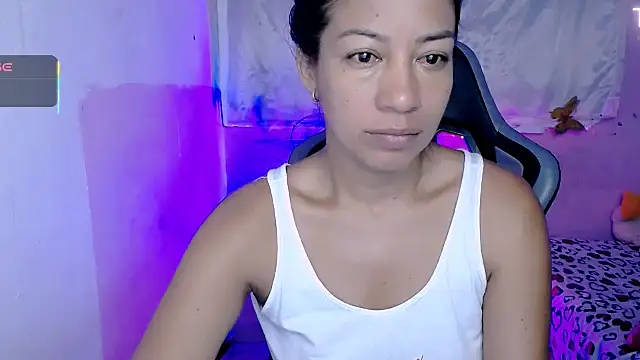 Snapshot of ninatiny chatting on 10/08/25, 10:46 ninatiny online show from 10/08/25, 10:46