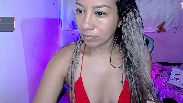 Snapshot of ninatiny chatting on 10/14/25, 09:43 ninatiny online show from 10/14/25, 09:43