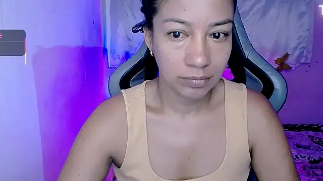 Snapshot of ninatiny chatting on 10/15/25, 07:52 ninatiny online show from 10/15/25, 07:52