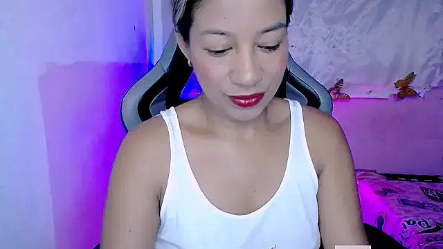 Snapshot of ninatiny chatting on 10/24/25, 10:22 ninatiny online show from 10/24/25, 10:22