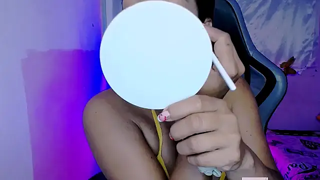 Snapshot of ninatiny chatting on 10/26/25, 10:43 ninatiny online show from 10/26/25, 10:43