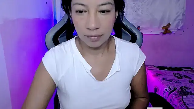 Snapshot of ninatiny chatting on 10/28/25, 10:41 ninatiny online show from 10/28/25, 10:41