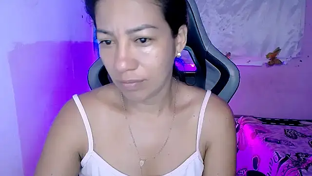 Snapshot of ninatiny chatting on 10/31/25, 09:21 ninatiny online show from 10/31/25, 09:21