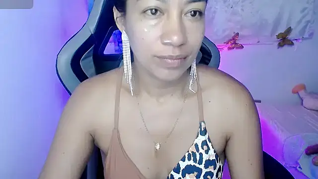 Snapshot of ninatiny chatting on 11/02/25, 09:44 ninatiny online show from 11/02/25, 09:44