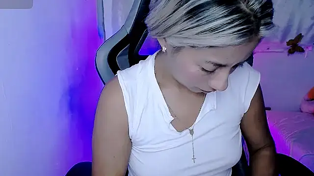 Snapshot of ninatiny chatting on 11/06/25, 06:36 ninatiny online show from 11/06/25, 06:36