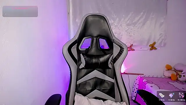 Snapshot of ninatiny chatting on 11/13/25, 10:03 ninatiny online show from 11/13/25, 10:03