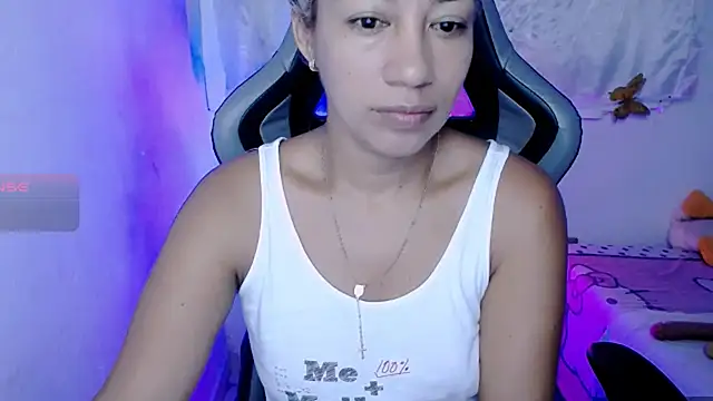 Snapshot of ninatiny chatting on 11/14/25, 06:45 ninatiny online show from 11/14/25, 06:45