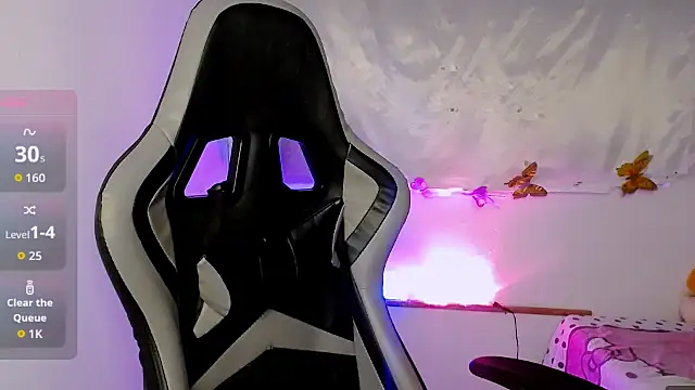 Snapshot of ninatiny chatting on 11/15/25, 08:55 ninatiny online show from 11/15/25, 08:55