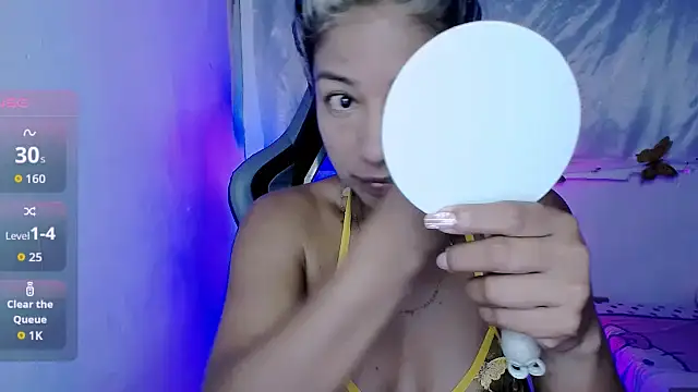 Snapshot of ninatiny chatting on 11/16/25, 10:43 ninatiny online show from 11/16/25, 10:43