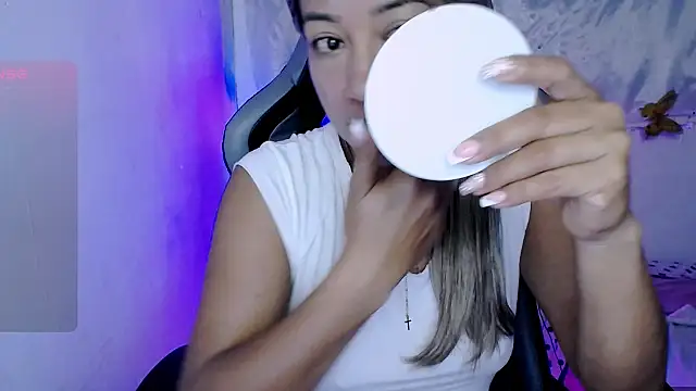 Snapshot of ninatiny chatting on 11/20/25, 09:20 ninatiny online show from 11/20/25, 09:20