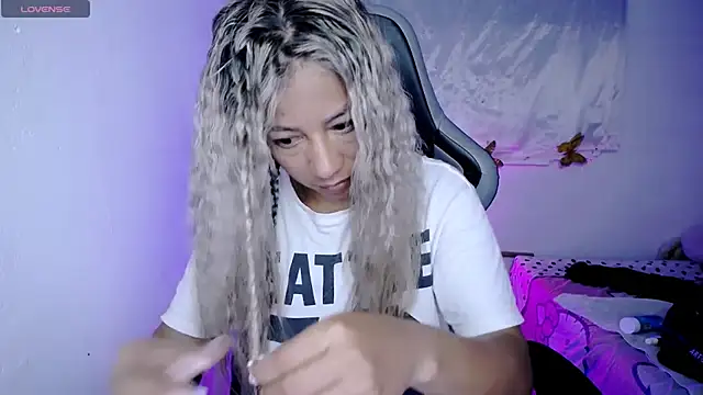 Snapshot of ninatiny chatting on 12/05/25, 10:46 ninatiny online show from 12/05/25, 10:46