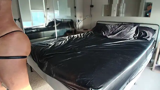 MikyFoxx online show from 12/17/25, 10:38