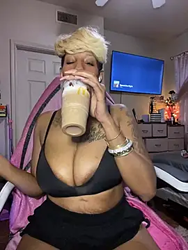 Snapshot of MzParker chatting on 01/24/25, 02:30 MzParker online show from 01/24/25, 02:30