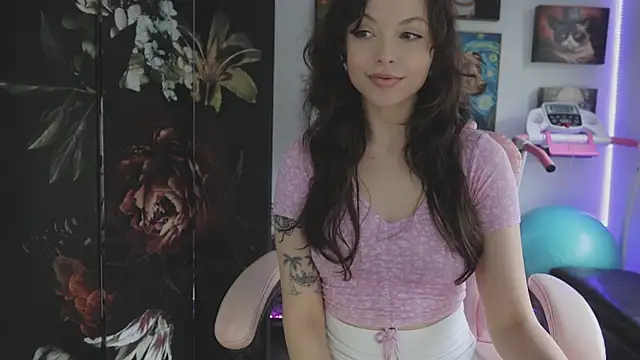 Snapshot of makiyahbelle chatting on 12/16/25, 06:18 makiyahbelle online show from 12/16/25, 06:18