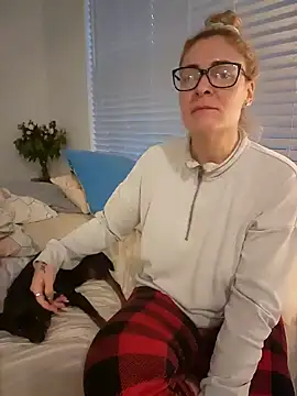 Snapshot of HollyTattoo chatting on 12/08/24, 12:30 HollyTattoo online show from 12/08/24, 12:30