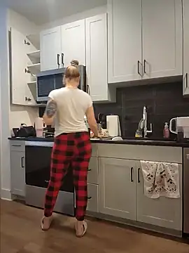 Snapshot of HollyTattoo chatting on 01/14/25, 02:00 HollyTattoo online show from 01/14/25, 02:00