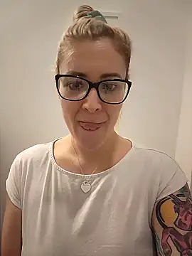 Snapshot of HollyTattoo chatting on 01/14/25, 05:01 HollyTattoo online show from 01/14/25, 05:01