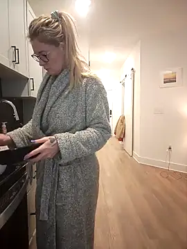 Snapshot of HollyTattoo chatting on 02/19/25, 06:54 HollyTattoo online show from 02/19/25, 06:54