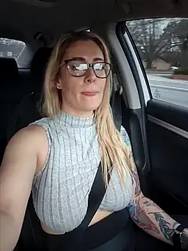 Snapshot of HollyTattoo chatting on 02/19/25, 10:09 HollyTattoo online show from 02/19/25, 10:09