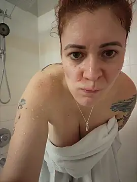 Snapshot of HollyTattoo chatting on 10/07/25, 06:49 HollyTattoo online show from 10/07/25, 06:49