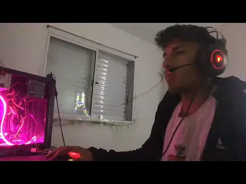 Snapshot of axel2leiva chatting on 10/13/25, 06:35 axel2leiva online show from 10/13/25, 06:35