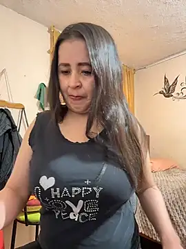 Snapshot of latinfemale chatting on 06/25/26, 10:36 latinfemale online show from 06/25/26, 10:36