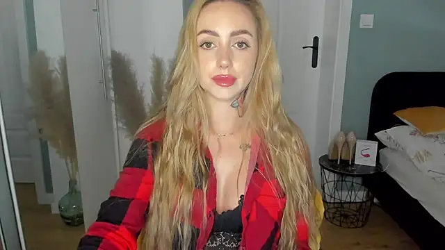 Snapshot of sexyCoralie chatting on 05/30/26, 01:30 sexyCoralie online show from 05/30/26, 01:30
