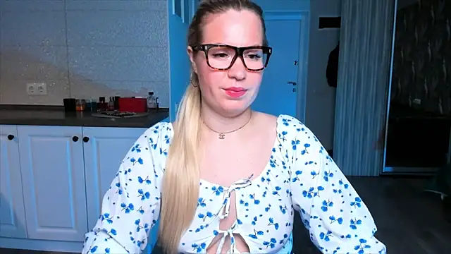 HotTiffani online show from 10/21/25, 06:03