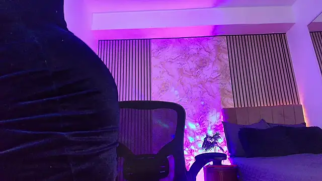 JuliRamirez online show from 04/19/26, 04:17