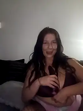 Snapshot of Leanne43 chatting on 12/13/25, 08:04 Leanne43 online show from 12/13/25, 08:04