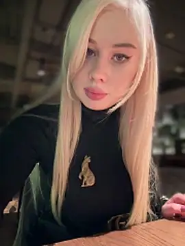 LaraHollywood online show from 11/12/25, 11:32