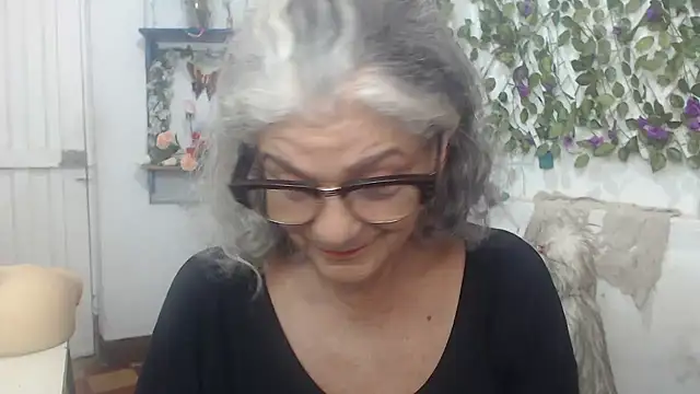 Snapshot of FunnyGrandma chatting on 12/03/24, 11:24 FunnyGrandma online show from 12/03/24, 11:24