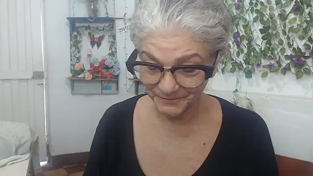 Snapshot of FunnyGrandma chatting on 12/05/24, 07:06 FunnyGrandma online show from 12/05/24, 07:06