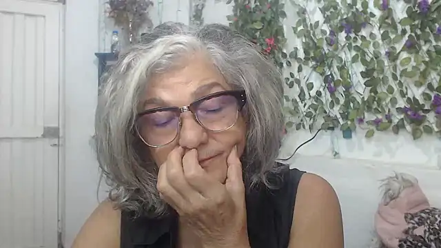 Snapshot of FunnyGrandma chatting on 12/08/24, 03:10 FunnyGrandma online show from 12/08/24, 03:10
